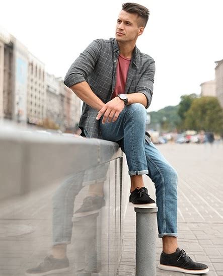 men's casual sneakers with jeans.